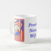 stolze Navy-Ehefrau Vintage-Printdesign Kaffeetasse (Vorderseite Links)