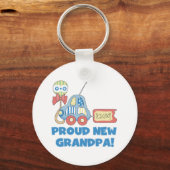 Stolze neue Großmutter Es ist ein Junge Tjirts und Schlüsselanhänger (Vorderseite)