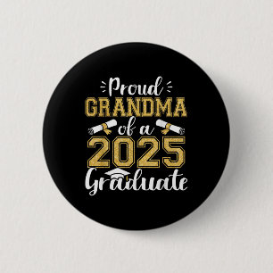 Stolze Oma eines Absolventen von 2025 für die Fami Button