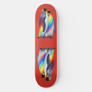 Stolze Pinguine stehen zusammen Skateboard