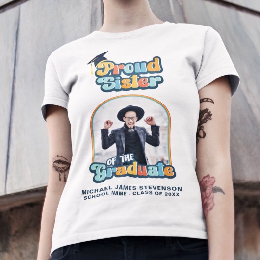 Stolze Schwester des Graduierten Foto Groovy Retro T-Shirt