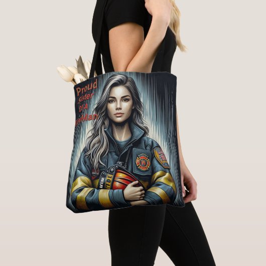 Stolze Schwester einer Feuerwehrrobotik Tasche (Von Nahem)