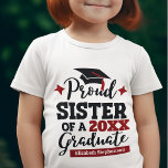 Stolze Schwester eines Absolventen, schwarz-rote K T-Shirt<br><div class="desc">Feiern Sie den Abschluss Ihres Bruders oder Ihrer Schwester mit diesem modernen T - Shirt mit einem "Proud SISTER of a 20xx Graduate"-Typografie in Schwarz-Rot-Schriftart, die mit einem schwarzen Graduierkopf mit rotem Tassel verziert sind; personalisieren Sie diesen T - Shirt einfach mit dem Jahr des Abschlusses und dem Namen des...</div>