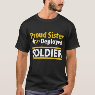 Stolze Schwester eines entfalteten Soldaten T-Shirt