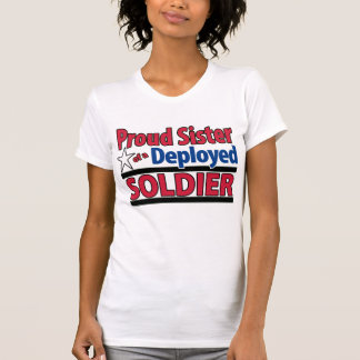 Stolze Schwester eines entfalteten Soldaten T-Shirt