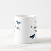 Stolze stillende Mutter Blue Butterflies Kaffeetasse (Mittel)