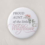 Stolze Tante einer kleinen Wildblume Baby Girl Dus Button<br><div class="desc">Feiern Sie die Ankunft Ihres kleinen Hauses mit unserem "Pink Wildblume Baby Girl Shower Button Button", eine perfekte Ergänzung zu jeder Babydusche mit seiner charmanten Wildblume und rosa Thema. Dieses wunderschön gestaltete Knopfdruck-Button enthält das Wort "Wildblume" in eleganter, klassischer Kalligrafie, die oben mit einer zarten Aquarellfarbe rosa Wildblume geschmückt ist...</div>