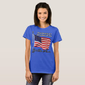 Stolze Tochter eines US-Veteranen mit US-Flagge T-Shirt (Vorne ganz)