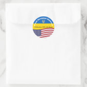 Stolze ukrainische Amerikaner stehen mit der Ukrai Runder Aufkleber (Tasche)