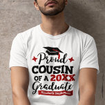 Stolzer Cousin der 2023-Graduiertenfamilie passend T-Shirt<br><div class="desc">Feiern Sie den Abschluss Ihres Cousins mit diesem modernen T - Shirt mit einem "stolzen COUSIN einer Graduate 2023"-Typografie in Schwarz-Rot-Schriftart, die mit einer Graduierenkappe mit einer roten Tassel dekoriert sind; personalisieren Sie diesen T - Shirt einfach mit dem Jahr des Abschlusses und dem Namen des Absolventen, indem Sie die...</div>