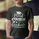 Stolzer Cousin der 2023-Graduiertenfamilie passend T-Shirt<br><div class="desc">Feiern Sie den Abschluss Ihres Cousins mit diesem modernen T - Shirt mit einem "stolzen COUSIN einer Graduate 2023"-Typografie in weißen und grünen Schriftart, die mit einem Graduierdeckel mit einer grünen Tassel dekoriert sind; personalisieren Sie diesen T - Shirt einfach mit dem Jahr des Abschlusses und dem Namen des Absolventen,...</div>