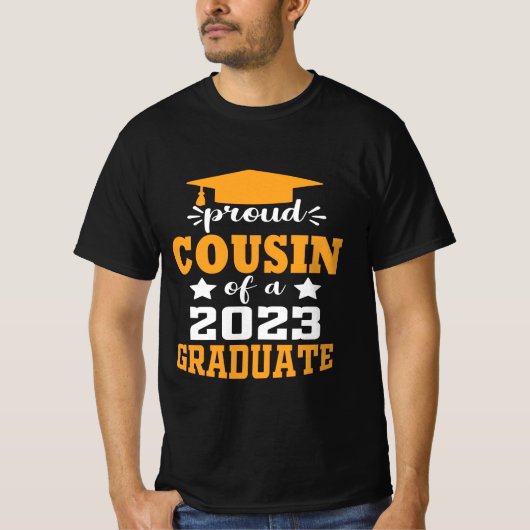Stolzer COUSIN einer Klasse von 2023 Graduate Mode T-Shirt (Vorderseite)
