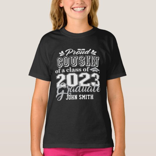 Stolzer COUSIN einer Klasse von 2023 Graduate Mode T-Shirt (Vorderseite)