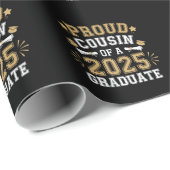 Stolzer Cousin eines 2025-Grad-Abschlusses Geschenkpapier (Rolleneckpunkt)