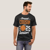 Stolzer Cousin eines hochrangigen Abschlusses im J T-Shirt (Vorne ganz)
