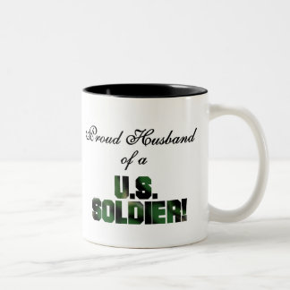 Stolzer Ehemann ein der US-Soldat-T-Shirts und der Zweifarbige Tasse