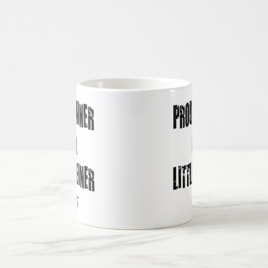 stolzer Eigentümer eines kleinen Weiner Kaffeetasse (Mittel)