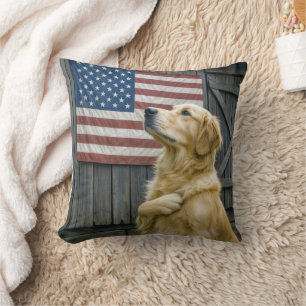Stolzer Golden Retriever mit amerikanischer Flagge Kissen