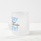 Stolzer großer Großvater der Jungen-T-Shirts und Mattglastasse (Vorderseite Links)