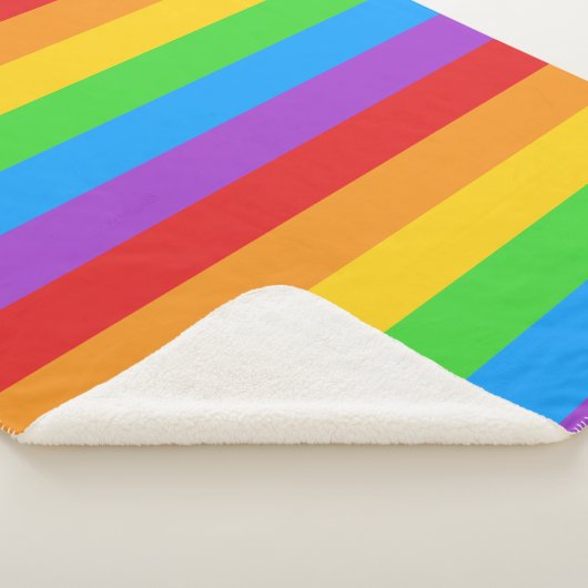 Stolzer Komfort: Regenbogenflagge Sherpadecke (3/4)