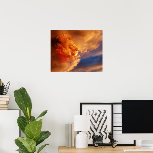 Stolzer Löwe in Sonnenuntergangswolken Poster (Heimbüro)