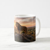 Stolzer männlicher Löwe, der auf einem Felsen steh Kaffeetasse (VorderseiteRechts)
