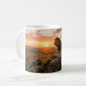 Stolzer männlicher Löwe, der auf einem Felsen steh Kaffeetasse (Vorderseite Links)