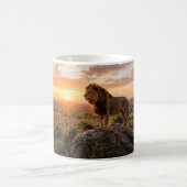 Stolzer männlicher Löwe, der auf einem Felsen steh Kaffeetasse (Mittel)
