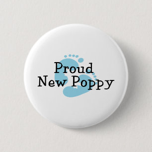 Stolzer neuer Mohn-Baby-Junge-Fußabdrücke Button