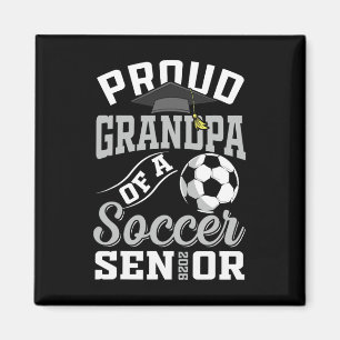 Stolzer Opa eines Fußball-Absolventen der Klasse 2 Magnet