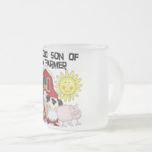 Stolzer Sohn ein Bauers-der T-Shirts und der Mattglastasse (VorderseiteRechts)