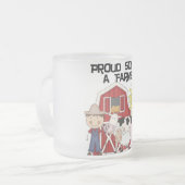 Stolzer Sohn ein Bauers-der T-Shirts und der Mattglastasse (Vorderseite Links)