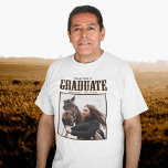 Stolzer Vater 2023 Country Western Graduate Foto T-Shirt<br><div class="desc">Der Graduate ist in Country Western Skript über Ihr Senior Portrait Foto für einen großen Cowboy oder Cowgirl Abschluss T - Shirt geschrieben. Passen Sie dieses Elternhaus mit dem Namen Ihres Sohnes oder Ihrer Tochter und der High School- oder Universitätsklasse von 2023 unter der Südtypografie an. Personalisieren Sie mit einem...</div>