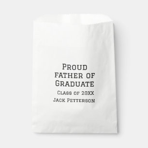 Stolzer Vater der Graduiertenklasse von 20XX fügen Geschenktütchen