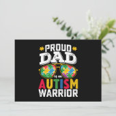 Stolzer Vater einer Familie eines Autismus Krieger Einladung (Stehend Vorderseite)