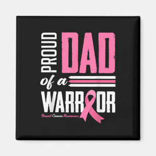 Stolzer Vater eines Kriegertochterkrebses vor dem  Magnet