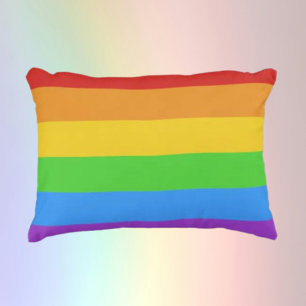 Stolzes Comfort: Regenbogenflagge Dekokissen