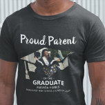 Stolzes Eltern des Absolventen | FOTO T - SHIRT<br><div class="desc">Moderne stolze Eltern der Graduate Tshirts, mit einem Foto und Template Text, die "PROUD PARENT OF THE GRADUATE, IHR NAME, SCHULE/UNI UND KLASSE OF". Die beiden sind einfach zu bearbeiten und können so angepasst werden, dass sie sagen, Mama, Papa, Tante, Onkel, Oma und mehr alle Stile, Größen und Farben des...</div>