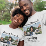 Stolzes Eltern des Absolventen | FOTO T-Shirt<br><div class="desc">Moderne stolze Eltern der Graduate Tshirts, mit einem Foto und Template Text, die "PROUD PARENT OF THE GRADUATE IHREN NAMEN, SCHULE/UNI UND KLASSE OF". Die beiden sind einfach zu bearbeiten und können so angepasst werden, dass sie sagen, Mama, Papa, Tante, Onkel, Oma und mehr alle Stile, Größen und Farben des...</div>