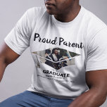 Stolzes Eltern des Absolventen | FOTO T - SHIRT<br><div class="desc">Moderne stolze Eltern der Graduate Tshirts, mit einem Foto und Template Text, die "PROUD PARENT OF THE GRADUATE, IHR NAME, SCHULE/UNI UND KLASSE OF". Die beiden sind einfach zu bearbeiten und können so angepasst werden, dass sie sagen, Mama, Papa, Tante, Onkel, Oma und mehr alle Stile, Größen und Farben des...</div>