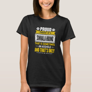 Stolzes Eltern eines Hundshundes, der Mama Vater i T-Shirt