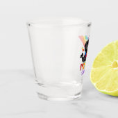 Stolzes Party Hund in Regenbogenkap Schnapsglas (Links)