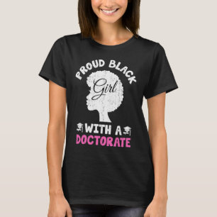 Stolzes Schwarzes Mädchen mit einem Doktortitel in T-Shirt