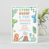 Stomp, Chomp und zwei Aquarell Dinosaurier Geburts Einladung (Stehend Vorderseite)