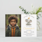 Stomp on Over, das Foto des Niedlichen Elefanten Einladung (Stehend Vorderseite)