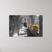 Stone Archway mit Blume Leinwanddruck (Vorderseite)