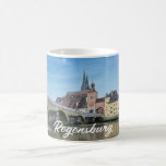 Stone Bridge in Regensburg, Deutschland Kaffeetasse<br><div class="desc">Alte mittelalterliche Steinbrücke und historische Altstadt in Regensburg,  Deutschland.</div>
