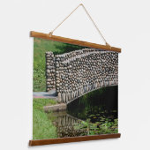 Stone Bridge Lilypads Nature Wandteppich Mit Holzrahmen (Gewinkelt)
