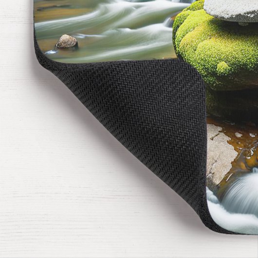 Stone Cairn im Fluss Mousepad (Ecke)