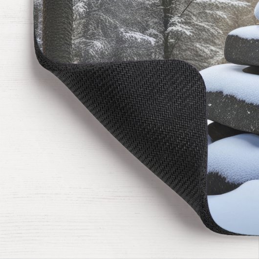 Stone Cairn im Winterwald Mousepad (Ecke)